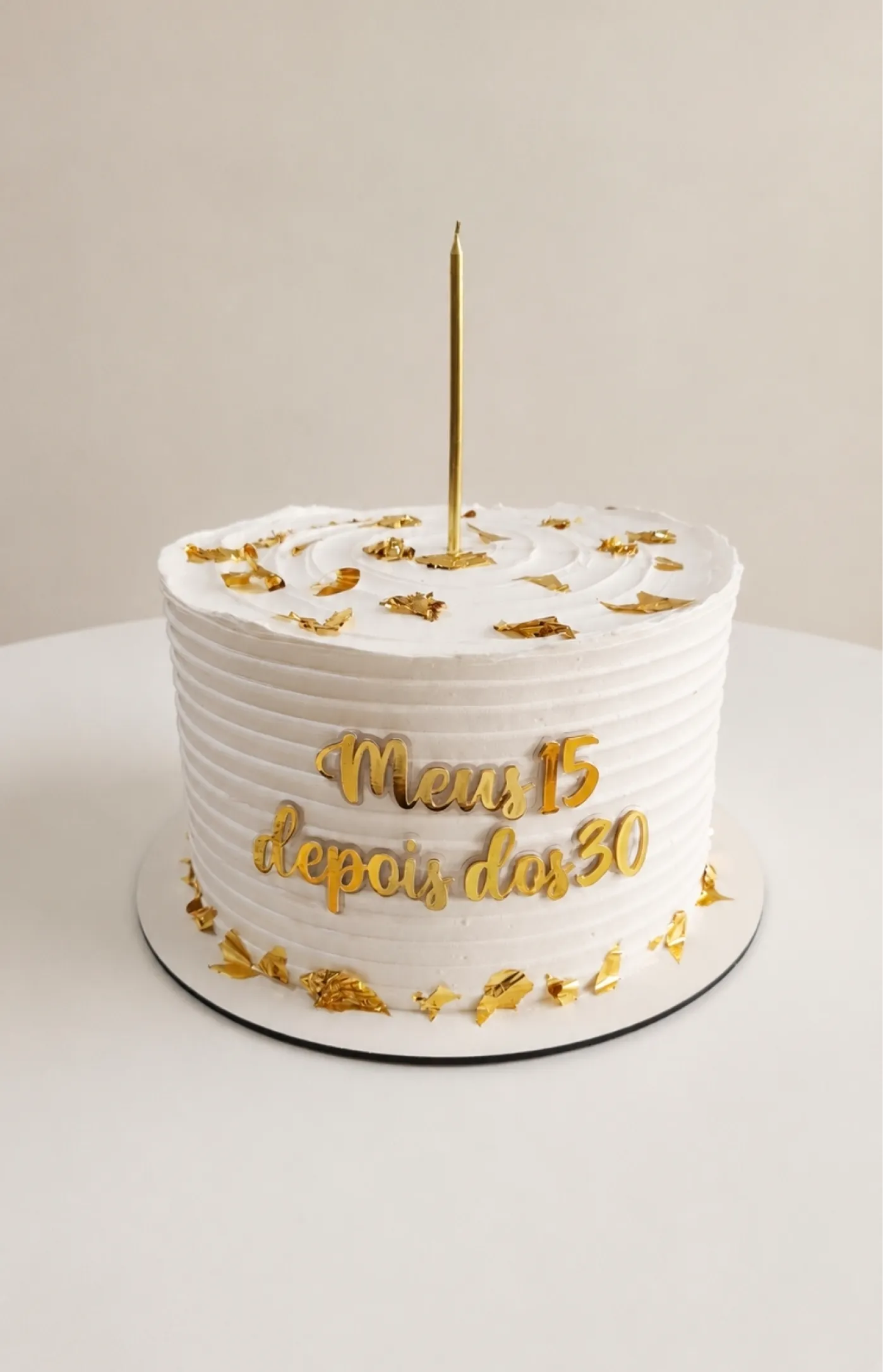 Bolo branco texturizado com confetes e letras douradas