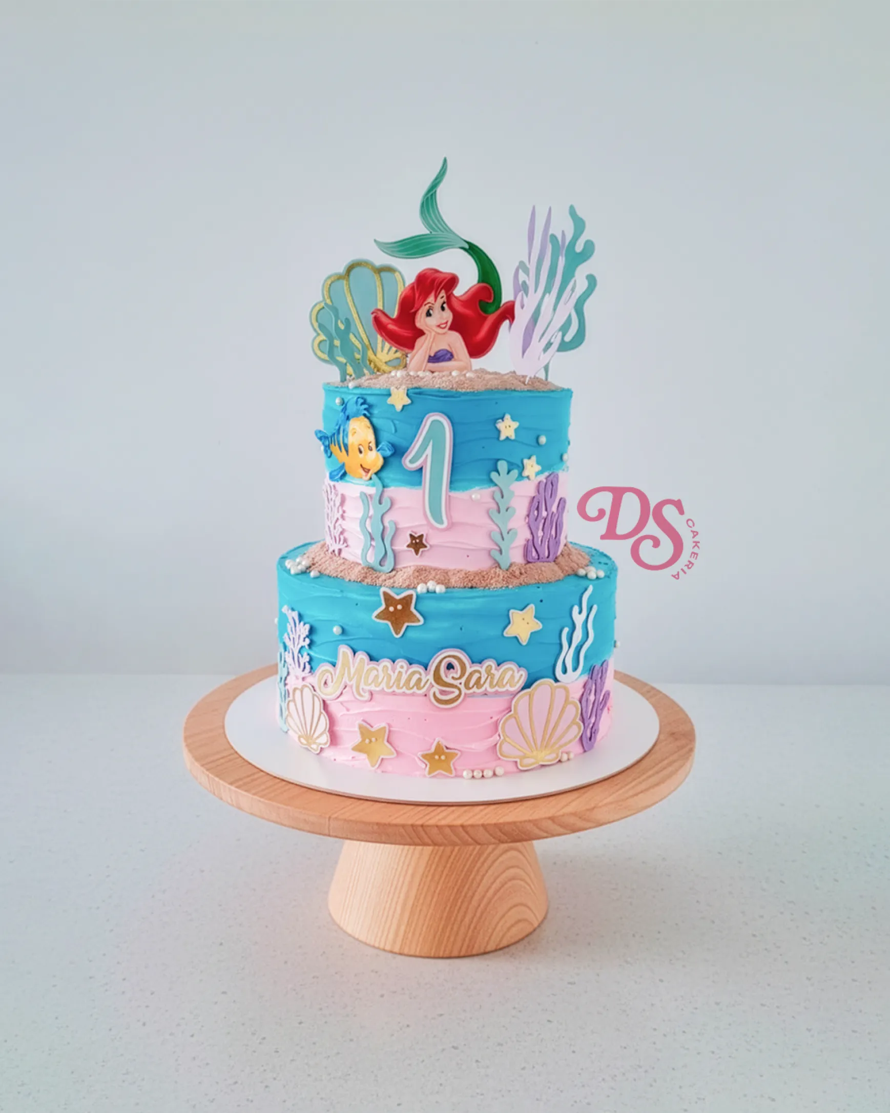 Bolo de dois andares azul e rosa com tema de sereia